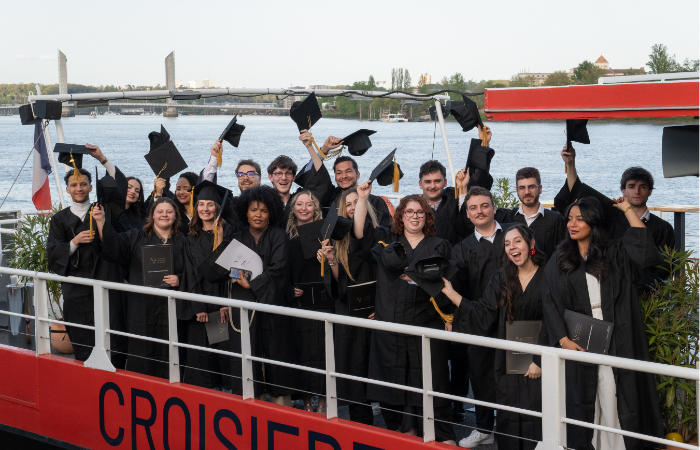 Croisière et couronnement, la promotion 2024 d'ALTERNIS BS célèbre les diplômes sur la Garonne à Bordeaux 